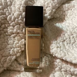 Maybelline Fit Me- Matte + poreless foundation